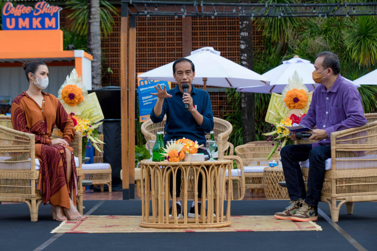 G20 talks: (from left to right) Pop singer Raisa, President Joko 'Jokowi' Widodo and comedian Cak Lontong sit down to discuss Joyland and G20 on March 25. (Courtesy of Joyland Bali/@fotokonser @nareend)
