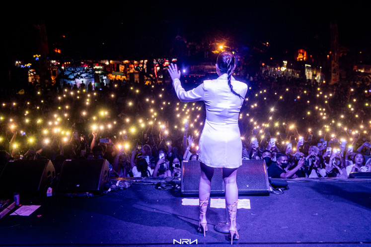 Sea of lights: Pop diva Raisa lets the Joyland Bali audience turn on their phone's flashlights for the show on March 26. (Courtesy of Joyland Bali-@fotokonser @nareend)