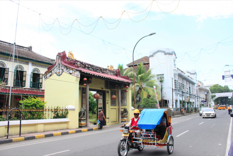 Ambiance: The atmosphere at Apek’s Kopitiam, on Jalan Hindu, Medan city, one of the oldest kopitiam in Medan. (JP/Tonggo Simangunsong) 

