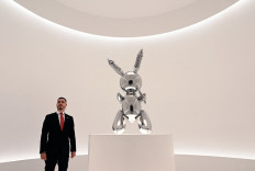 A security guard stands next to Jeff Koons' 'Rabbit' from the Masterpieces from The Collection of S.I. Newhouse at Christie's New York press preview on May 3, 2019 as part of Christie's Post-War and Contemporary Art evening sale. 