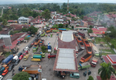 Trucks line up to refuel using subsidized Solar brand fuel in a Pertamina gas station in Palapa, Padangpariaman Regency, West Sumatra on March 23. The lines developed as drivers were worried after hearing fuel was running out. 