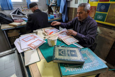 Libyan artisans restore old Qurans for Ramadan
