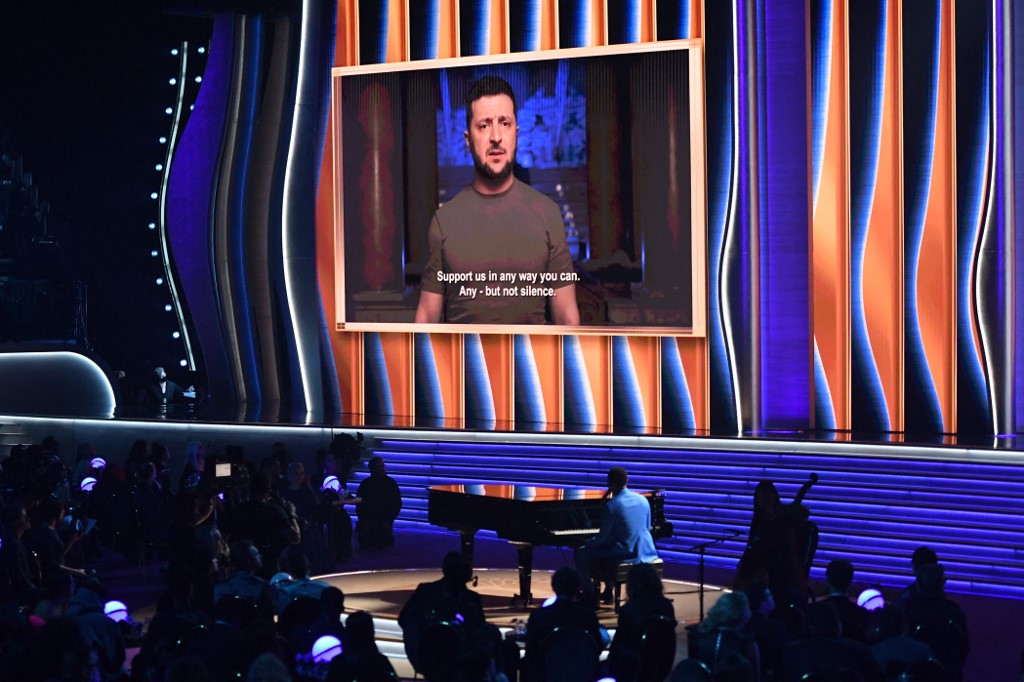 Special message: Ukrainian President Volodymyr Zelensky appears on screen in a prerecorded message during the 64th Annual Grammy Awards on Sunday at the MGM Grand Garden Arena in Las Vegas. He called on all those present to “fill the silence” left by Russia’s war on Ukraine.