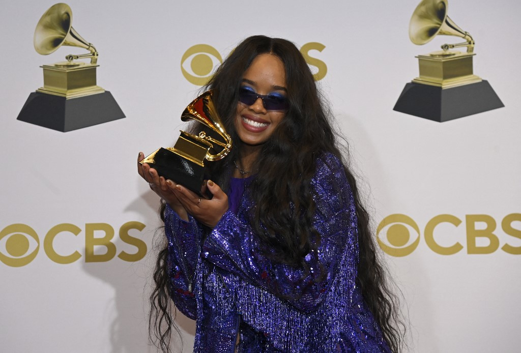 H.E.R. winner of the Best Traditional R&B Performance Award for 'Fight For You' poses in the winners photo room during the 64th Annual GRAMMY Awards at MGM Grand Garden Arena on April 03, 2022 in Las Vegas, Nevada. David Becker/Getty Images for The Recording Academy/AFP  (AFP/Getty Images for The Recording Academy/David Becker).
Usage: 0