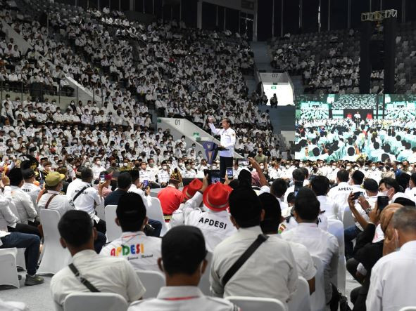 All politics is local: President Joko “Jokowi” Widodo (center) attends the national gathering of the All-Indonesia Village Administration Association (Apdesi) at Senayan Sports Hall on March 29, 2022. 