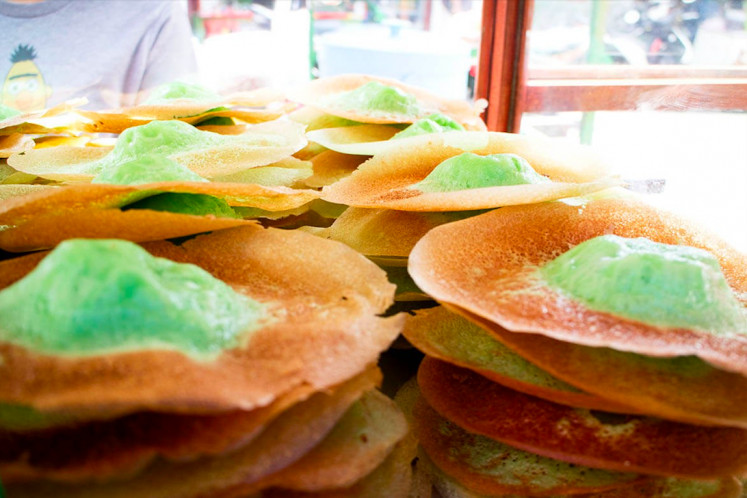 Varities: Originated in Jakarta, 'kue ape' now comes in many different color variations and toppings (cheese or chocolate sprinkles). (JP/JP)