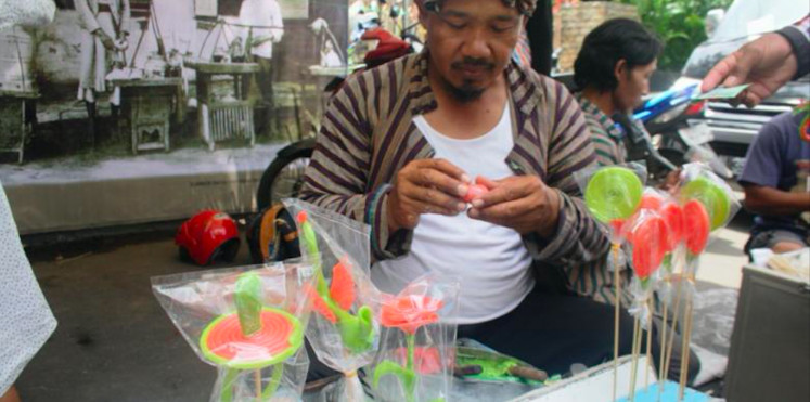 'Gulali': These concoctions of granulated sugar and food coloring can be turned into pretty much any shape imaginable. (Kompas.com/Ni Luh Made Pertiwi F.)