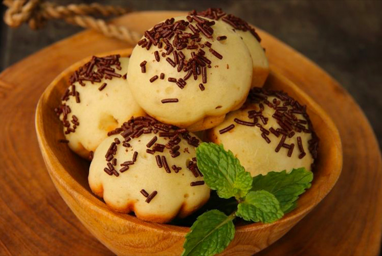 Pinch by pinch: Inspired by the Dutch’s fluffy dessert poffertjes, 'kue cubit' (pinch cake) are mini round cakes sold by street vendors near schools or traditional markets. (Kompas/Shutterstock/Ariyani Tedjo) *SHUTTERSTOCK ONLY FOR WEB, NOT FOR PRINT 