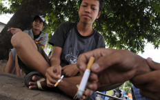 Smoking problem: Indonesian youths smoking cigerettes at a park in Jakarta, West Java, on May 28, 2010. (AFP/Romeo Gacad)