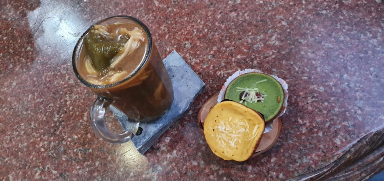 Sweet treat: Jejongkong (in a glass), the decadent Kue Lumpur and green Bolu Kojo are usually sold in the same stalls as they have similar ingredients. (JP/OHMG)