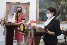 Foreign Minister Retno LP Marsudi (right) speaks to the press while her Panamanian counterpart Erika Mouynes looks on, during the latter's official visit to Indonesia at the Foreign Ministry in Jakarta, on Thursday