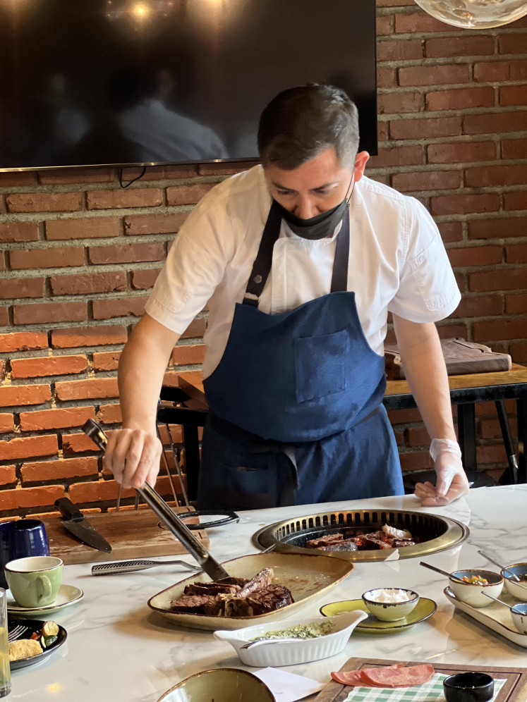 Smokin’ hot: Victor Taborda, the chef and owner of Sudestada Jakarta, prepares a dish on an open grill during a media gathering on March 16. (Courtesy of Sudestada Jakarta)