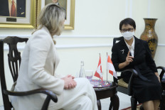 Foreign Minister Retno L.P. Marsudi (right) speaks to her Canadian counterpart, Mélanie Joly, during a visit on April 12, 2022 at the Foreign Ministry in Central Jakarta.