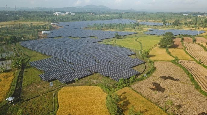 Clean energy: A solar power plant is seen surrounded by rice fields on March 5 in Sengkol village, Central Lombok regency, West Nusa Tenggara. Government data shows that renewable energy contributed 11.5 percent to the energy mix last year, up from 11.2 percent in 2020. 