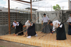 The teacher: Tomotsugu Goka is observing some members of Heki Ryu Indonesia. (Courtesy of Heki Ryu Indonesia)