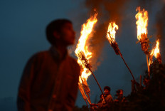 Flames of honour for Muslim saint in Kashmir