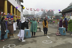 India's COVID infections hit month-high, one state reports spike in deaths