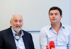 US economist Joseph Stiglitz (left) and with French economist Thomas Piketty attend a press conference.