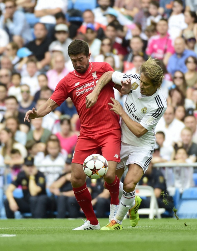 For charity: Real Madrid's defender Michel Salgado (R) vies with Liverpool's midfielder Harry Kewell during the 