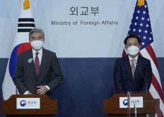 South Korea's Special Representative for Korean Peninsula Peace and Security Affairs Noh Kyu-duk (R) speaks as US Special Representative for North Korea Sung Kim (left) listens during a briefing at the Foreign Ministry in Seoul on April 18, 2022.
