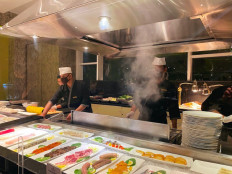 Live cooking station: Guests can order some robatayaki (grilled) dishes or teppanyaki at the buffet bar. (Courtesy of Hotel Mulia Senayan, Jakarta)