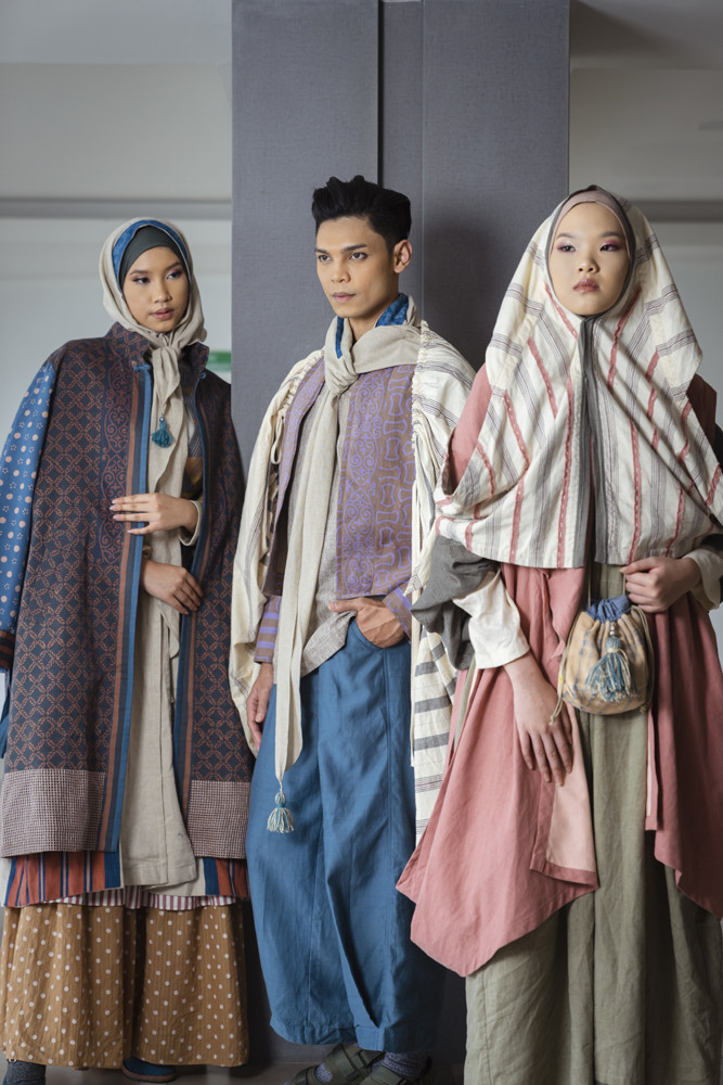 TAMPAK TEBAL: Tiga model mengenakan perpaduan motif berani dengan potongan longgar berwarna netral dalam pakaian sederhana terbaru.  (Courtesy dari Kamar Mode Indonesia)