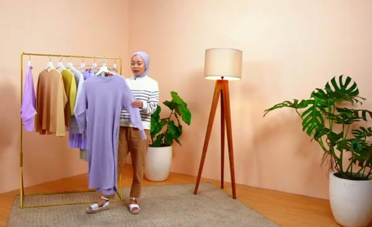 Soft Colors: Penulis dan influencer Nadifa Alia Tsana mempersembahkan item dari koleksi Modest Wear Spring/Summer 2022 Uniqlo pada acara pers virtual pada 17 Maret 2022. (JP/Screenshot/Sylviana Hamdani)