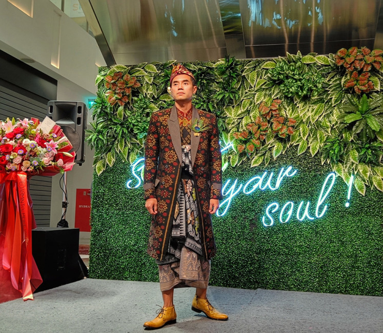 Ethnic chic: A model sports a sarong and an overcoat made of Balinese textiles at the opening of Ai Syarif 1965's flagship boutique on March 31 in Senayan Park, South Jakarta. (JP/Sylviana Hamdani)