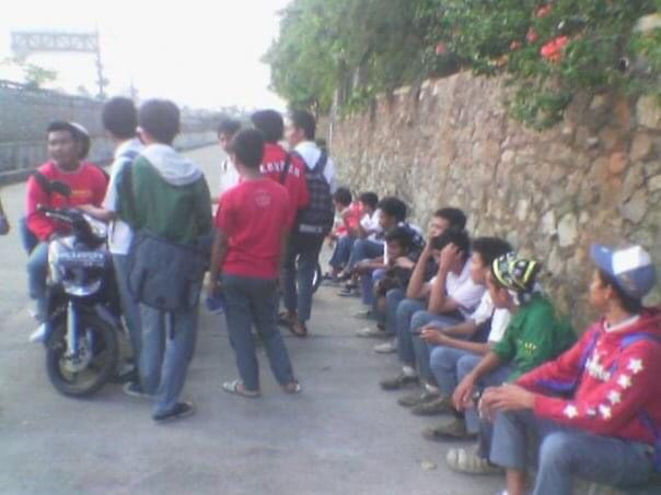 Before the action: BRQ (right, green shirt), going by his gang initials, sits tight with his gangmates on the side of the street in late 2009. (Courtesy of BRQ)