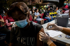 Health workers roll up sleeves for fourth vaccine dose