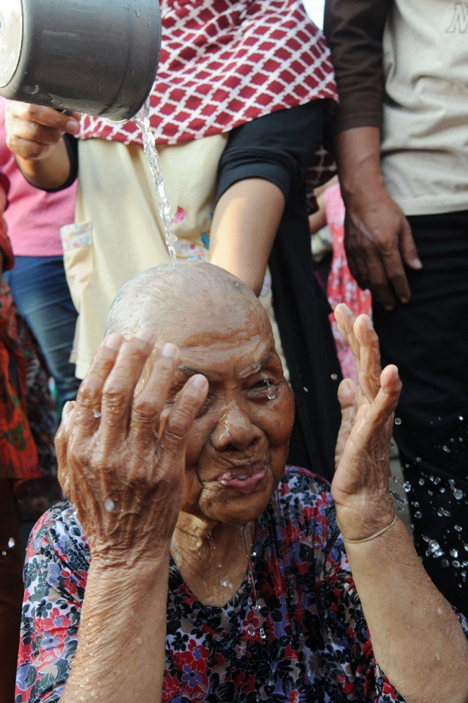 Communal bathing: This picture taken on May 4, 2019 shows an Indonesian woman washing as part of the 'padusan' traditional ritual to welcome the holy month of Ramadan in Tangerang, Banten. (AFP/Demy Sanjaya)