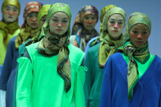 Vibrant colors: Nurzahra sports a casual and bright collection for Idul Fitri. (Jakarta Fashion Week/Bobo Firmansyah)