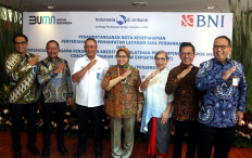BNI treasury and international director Henry Panjaitan (left), MSME Business Director Muhammad Iqbal, BNI president director Royke Tumilaar, Indonesia Eximbank executive director Rijani Tirtoso, Indonesia Eximbank managing director of institutional relationship Chesna Fizetty Anwar, Indonesia Eximbank managing director of business development, Maqin U. Norhadi and Indonesia Eximbank managing director of financing Dikdik Yustandi (right) during the signing of MoU between BNI and Indonesia Eximbank for MSME credit insurance. BNI and Indonesia Eximbank will provide assistance and training to encourage the Go Digital, Go Global and Go Productive upgrade programs.