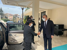 Foreign Minister Retno LP Marsudi (left) is greeted by her Turkish host and counterpart, Mevlut Cavusoglu, upon her arrival in Ankara, Turkey for a bilateral meeting on April 22, 2022.