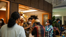Guests exchange greetings at PT Epson Indonesia’s breaking-the-fast event at a restaurant in Senopati, South Jakarta. 