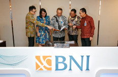 BNI president director Royke Tumilaar (center) holds open a folio as (from left) IT and operations director Y.B Hariantono, finance director Novita Widya Anggraini, MSME business director Muhammad Iqbal and risk management director David Pirzada look on during the BNI Q1 2022 Public Expose on Tuesday. The state-owned lender recorded profit growth of Rp 3.96 trillion in the first quarter of 2022, or 63.2 percent year-on-year (yoy) growth.