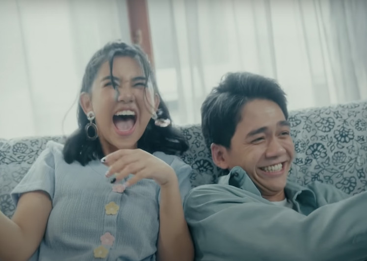 Viral charm: Chicco Kurniawan (right) enjoyed more popularity after starring in Ziva Magnolya's latest video clip, 'Peri Cintaku'. (Screengrab from YouTube)