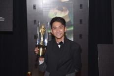 Award winner: Chicco Kurniawan poses with his Citra Best Actor Award at the 2021 Indonesian Film Festival. (Courtesy of Nusa Kalimasada)