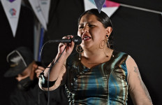 Alwa: Indigenous Bolivian rapper breaks down barriers