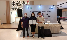 Halal stamp: LPPOM MUI audit director Muslich (left), PT Pelepas Dahaga Indonesia managing director Vancelia Wiradjaja (center) and BPJPH sub-coordinator Ali Fauzan pose together for a picture. (JP/Radhiyya Indra)