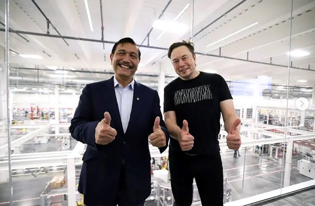 Four thumbs-up: Coordinating Maritime Affairs and Investment Minister Luhut Binsar Pandjaitan (left) meets Tesla, Inc CEO Elon Musk at Gigafactory Tesla in Austin, Texas, the United States, on Tuesday. The two reportedly talked about the possibility of Tesla investing in Indonesia.