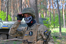 A Ukrainian serviceman looks over during an exercise not far from the second largest Ukrainian city of Kharkiv on April 30, 2022.