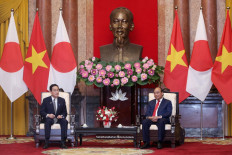 Vietnam's President Nguyen Xuan Phuc (right) and Japan's Prime Minister Fumio Kishida attend a meeting at the Presidential Palace in Hanoi on May 1, 2022.
