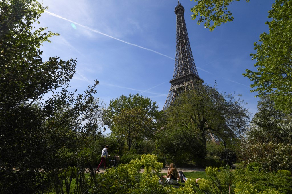 Warga Paris angkat tangan atas rencana menebang pohon di dekat Menara Eiffel – Lingkungan