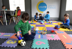 In western Ukraine, displaced children play to forget war