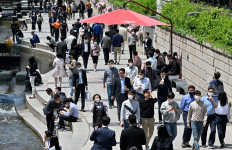 South Korea drops outdoor mask rule but many prefer to keep them on