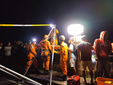 Bali search and rescue personnel evacuate a Canadian, who fell off a bridge down to a 50-meter-deep ravine in Uluwatu on May 7.