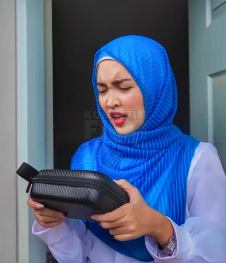 People count: 'Pertanyaan Malaikat' won judges' choice at the Madani International Film Festival (MIFF) vertical movie competition. The movie tells the story of Umi, an overly devout Muslim woman, in a humorous manner that does not detract from the seriousness of its underlying message. (Courtesy of Ilham Imanuddin)