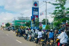  Long queues for petrol stations as fuel crisis hits Laos 