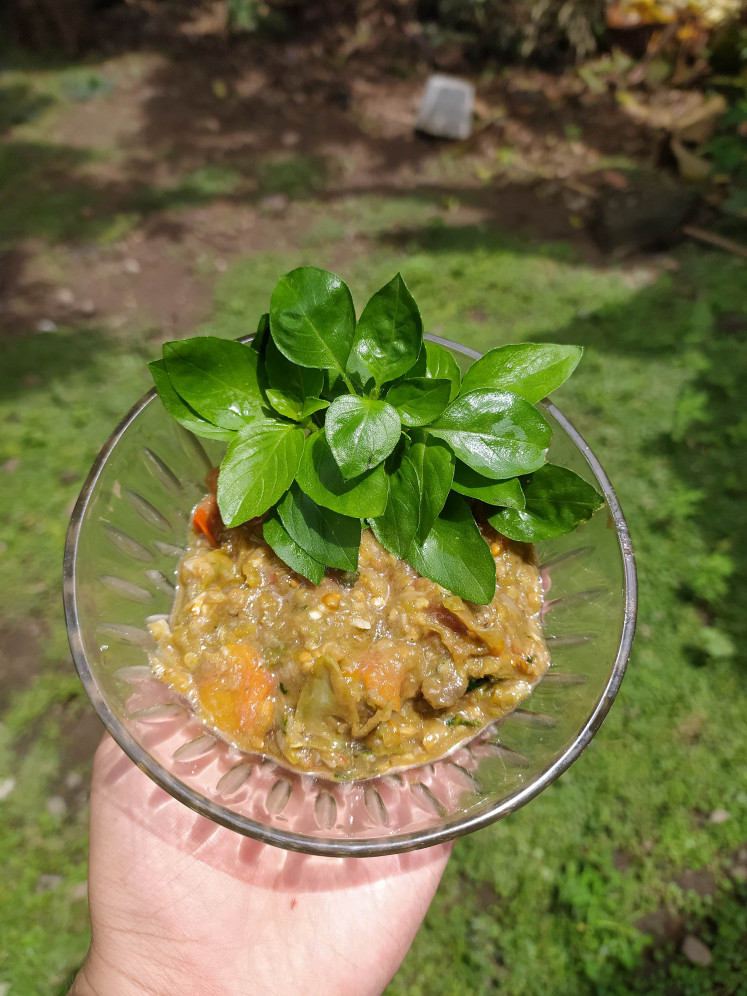 Special ingredients: The Sundanese sambal cibiuk stands out for its aromatic basil leaves. (Wikimedia Commons/Wiwik P)